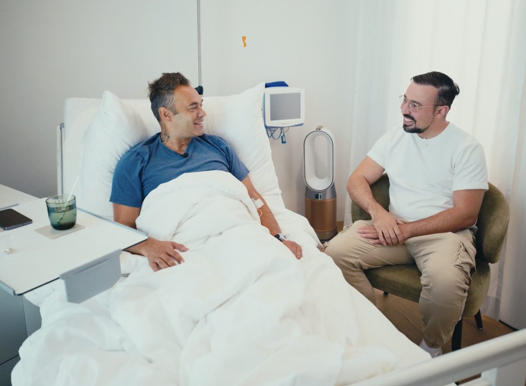 Zeki besucht Patient Samuel nach der Liposuktion