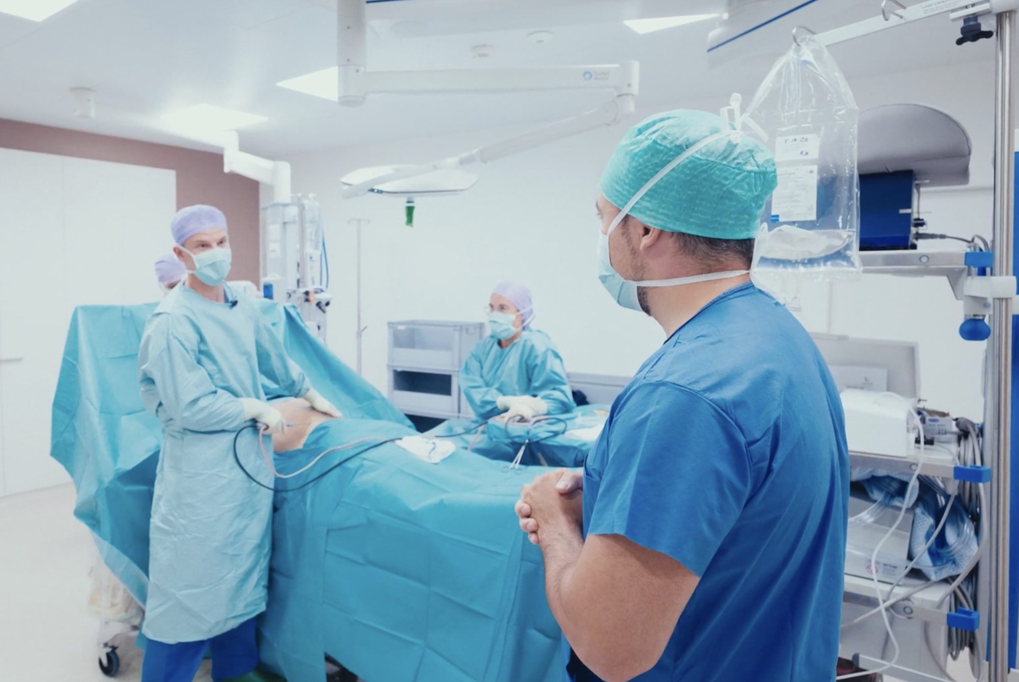 Zeki im Operationssaal bei der Liposuktion